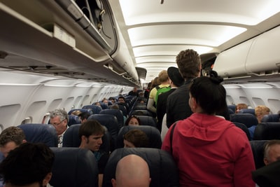 群人在客机
